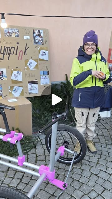 Arianna sorride accanto ad Asmile, il triciclo rosa a guida autonoma
