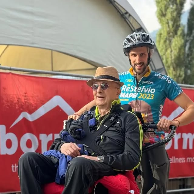 Alberto in cima al Passo dello Stelvio con una bici stampata in 3D